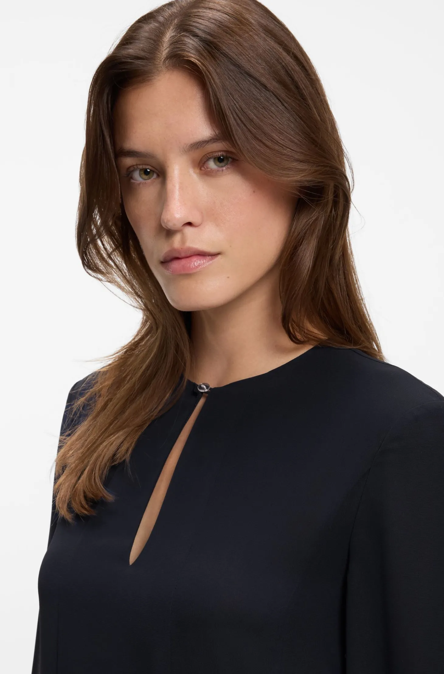 Kurzes Kleid mit Plissee-Einsätzen