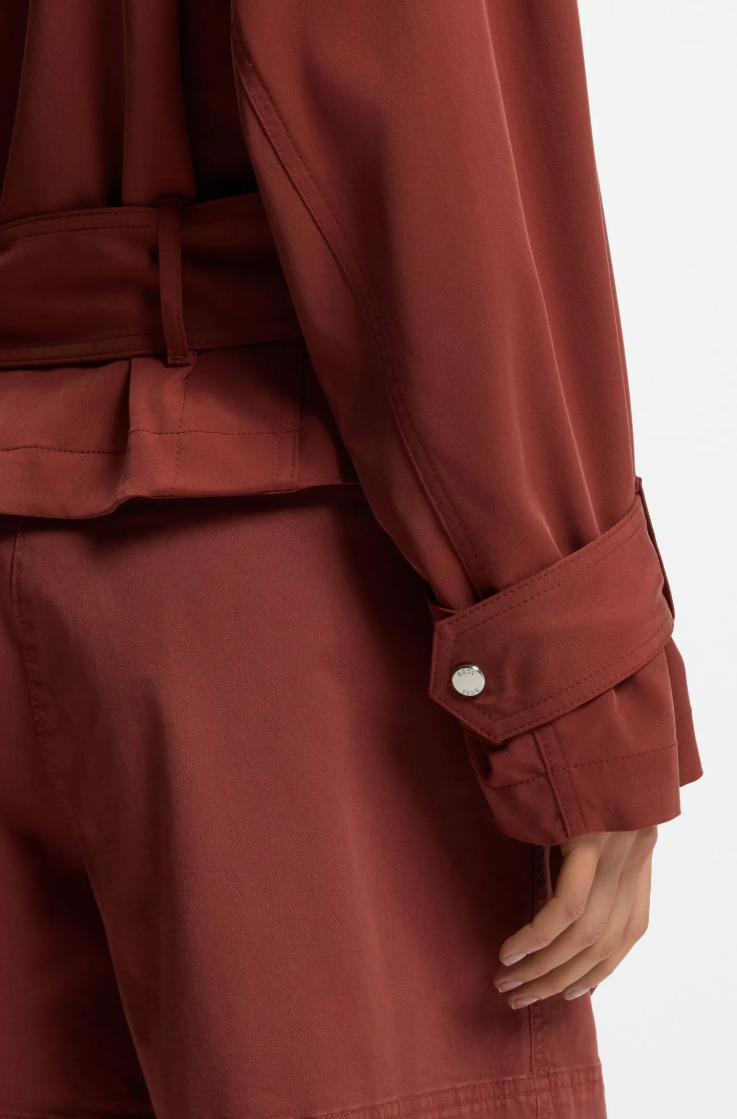 Kurze Trenchjacke mit Gürtel