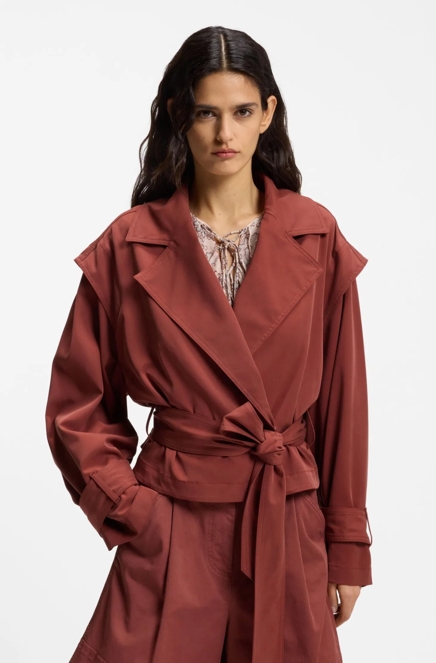 Kurze Trenchjacke mit Gürtel