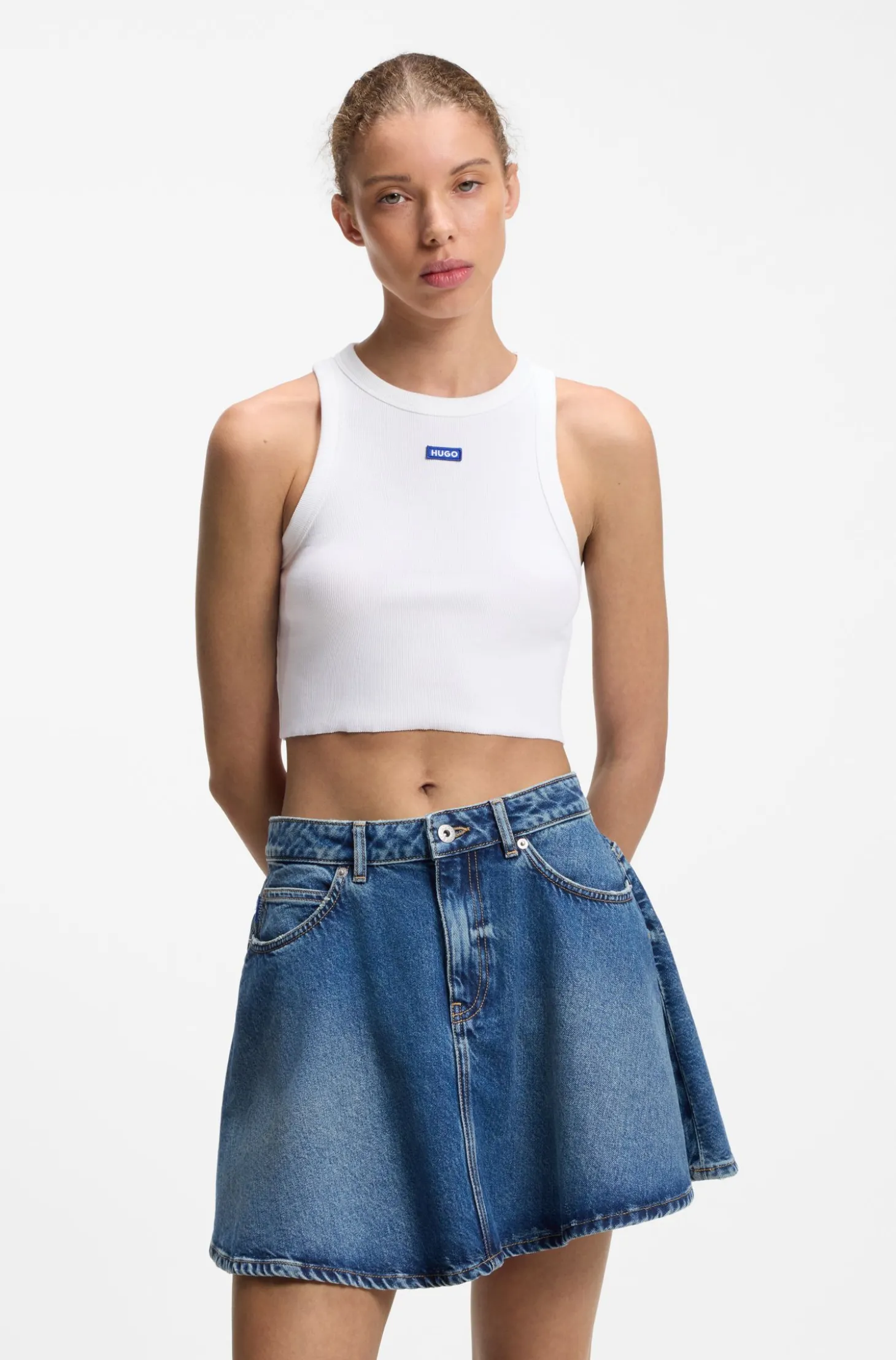 Kurz geschnittenes Tanktop aus Stretch-Baumwolle mit blauem Logo-Label