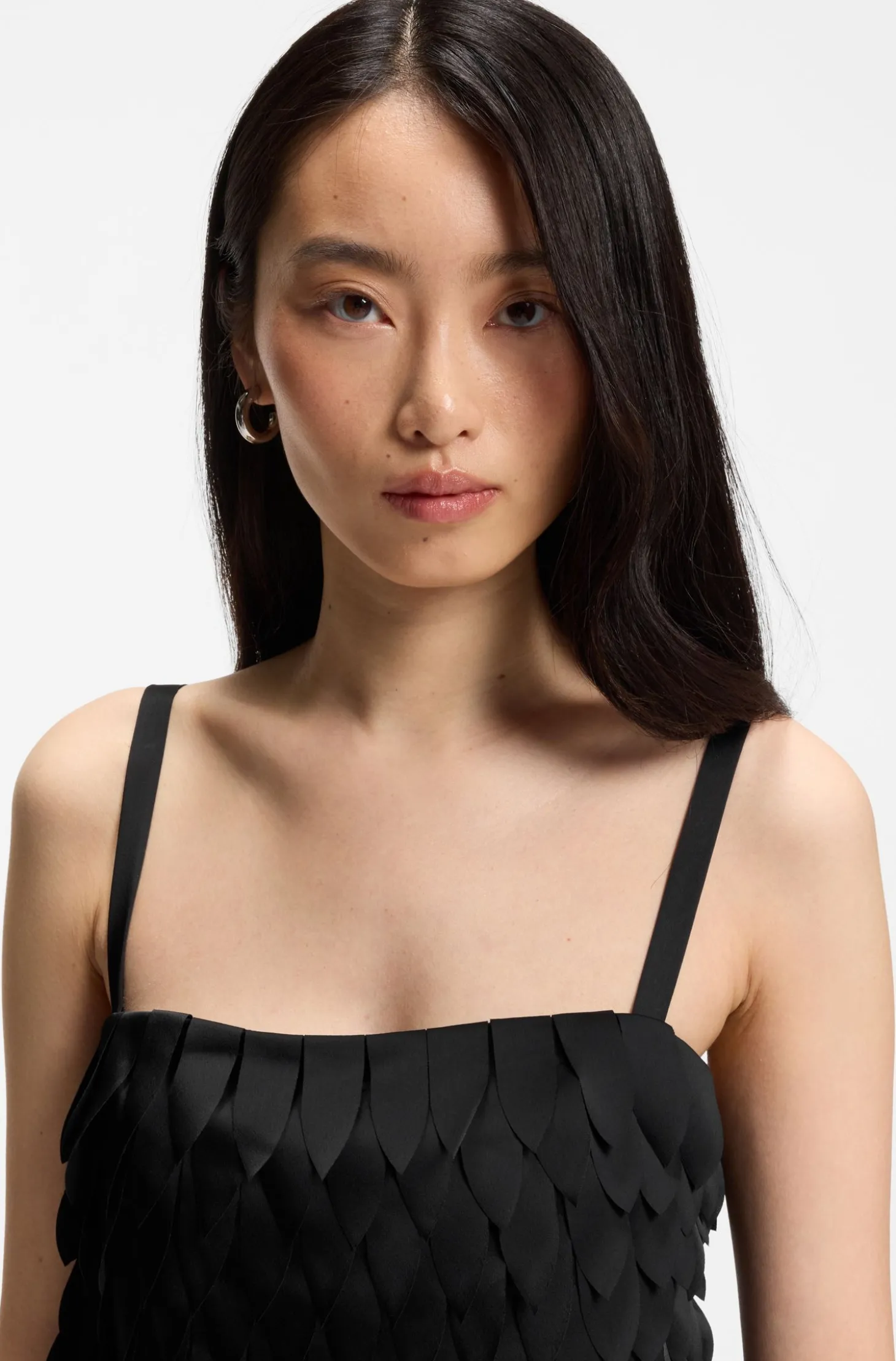 Lang geschnittenes Trägerkleid mit Laser-Cut Details
