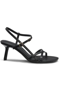 Ledersandalen mit asymmetrischem Absatz und Riemen