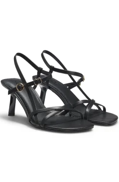 Ledersandalen mit asymmetrischem Absatz und Riemen