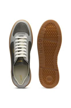 Ledersneakers mit goldfarbenem Logo