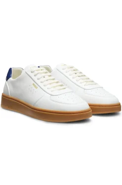 Ledersneakers mit goldfarbenem Logo