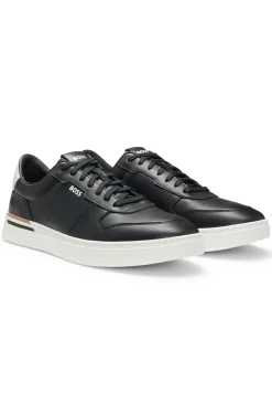Ledersneakers mit kontrastfarbenen Logos
