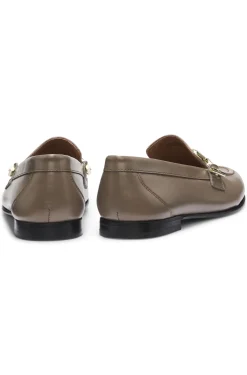 Loafer aus Leder mit Ketten- und Logo-Detail