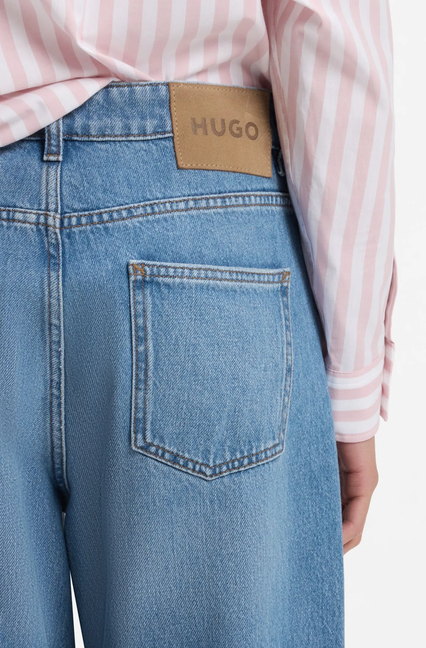 Loose-Fit Jeans mit weitem Bein und Charm-Akzenten