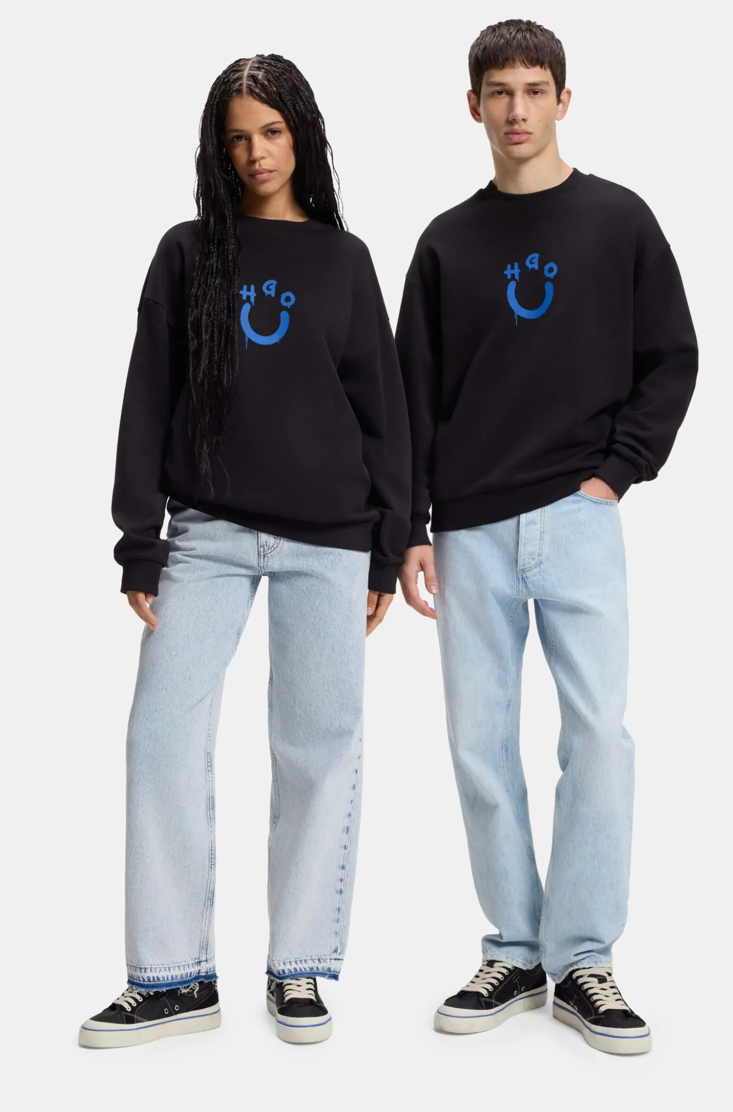 Lowtop Sneakers mit blauer Sohlen-Linie
