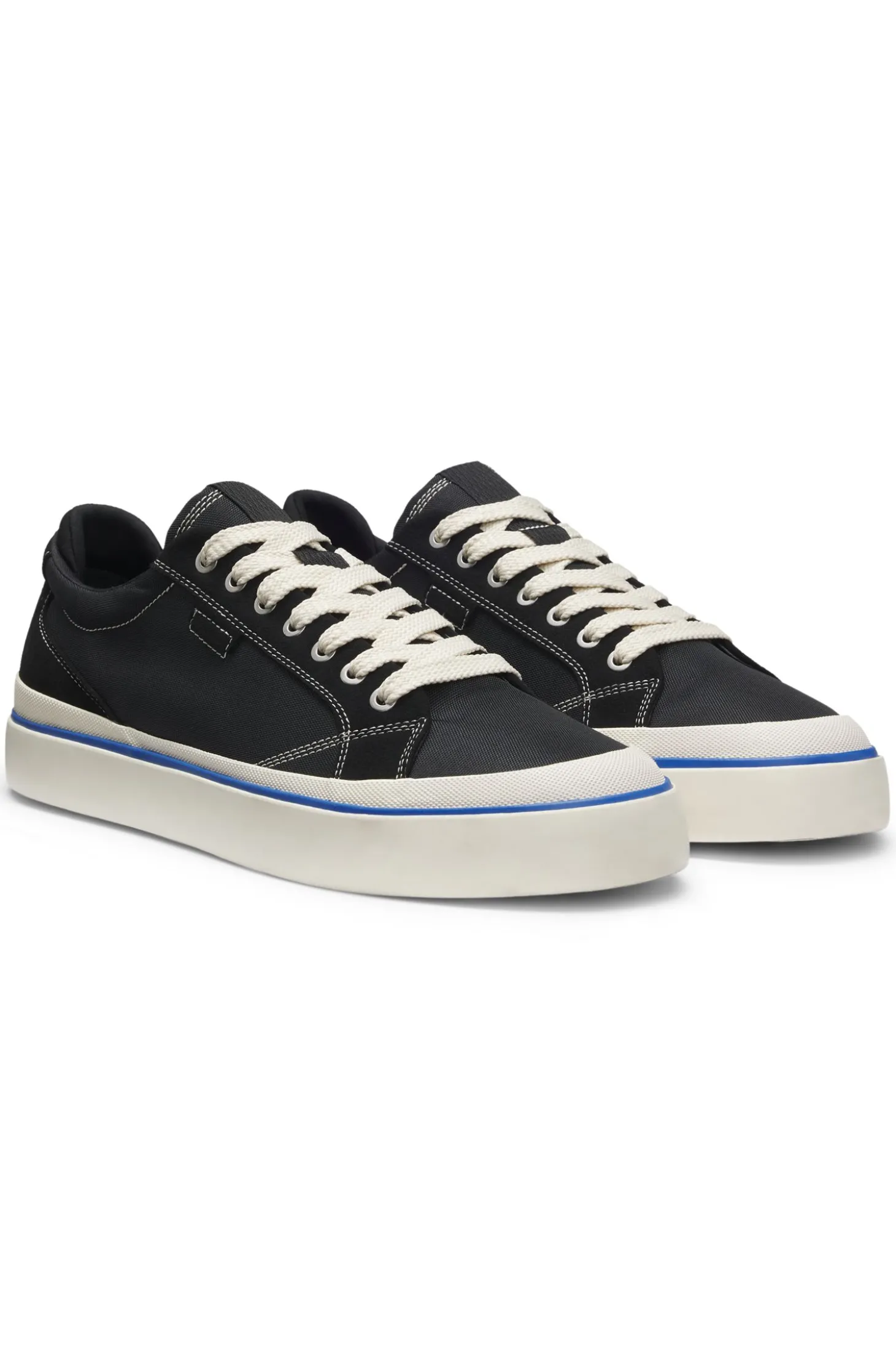 Lowtop Sneakers mit blauer Sohlen-Linie