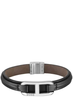 Mehrlagiges Lederarmband mit silberfarbenem Marken-Glied