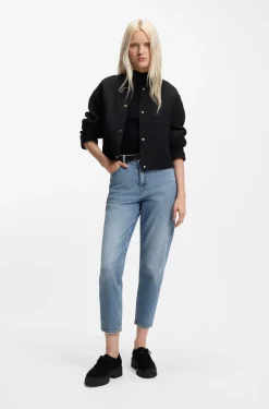 Mom-Fit Jeans aus blauem Stretch-Denim mit Prägung an der Tasche