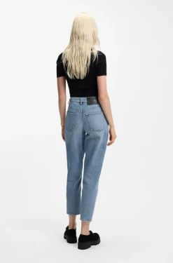 Mom-Fit Jeans aus blauem Stretch-Denim mit Prägung an der Tasche