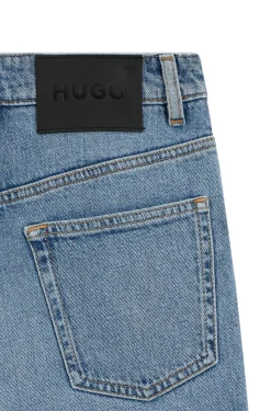 Mom-Fit Jeans aus blauem Stretch-Denim mit Prägung an der Tasche