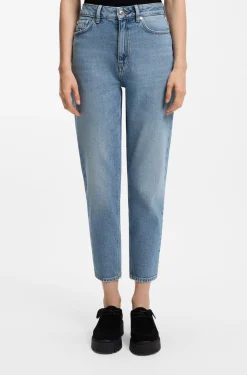 Mom-Fit Jeans aus blauem Stretch-Denim mit Prägung an der Tasche