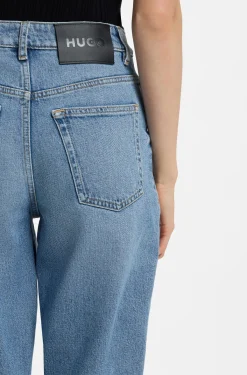 Mom-Fit Jeans aus blauem Stretch-Denim mit Prägung an der Tasche