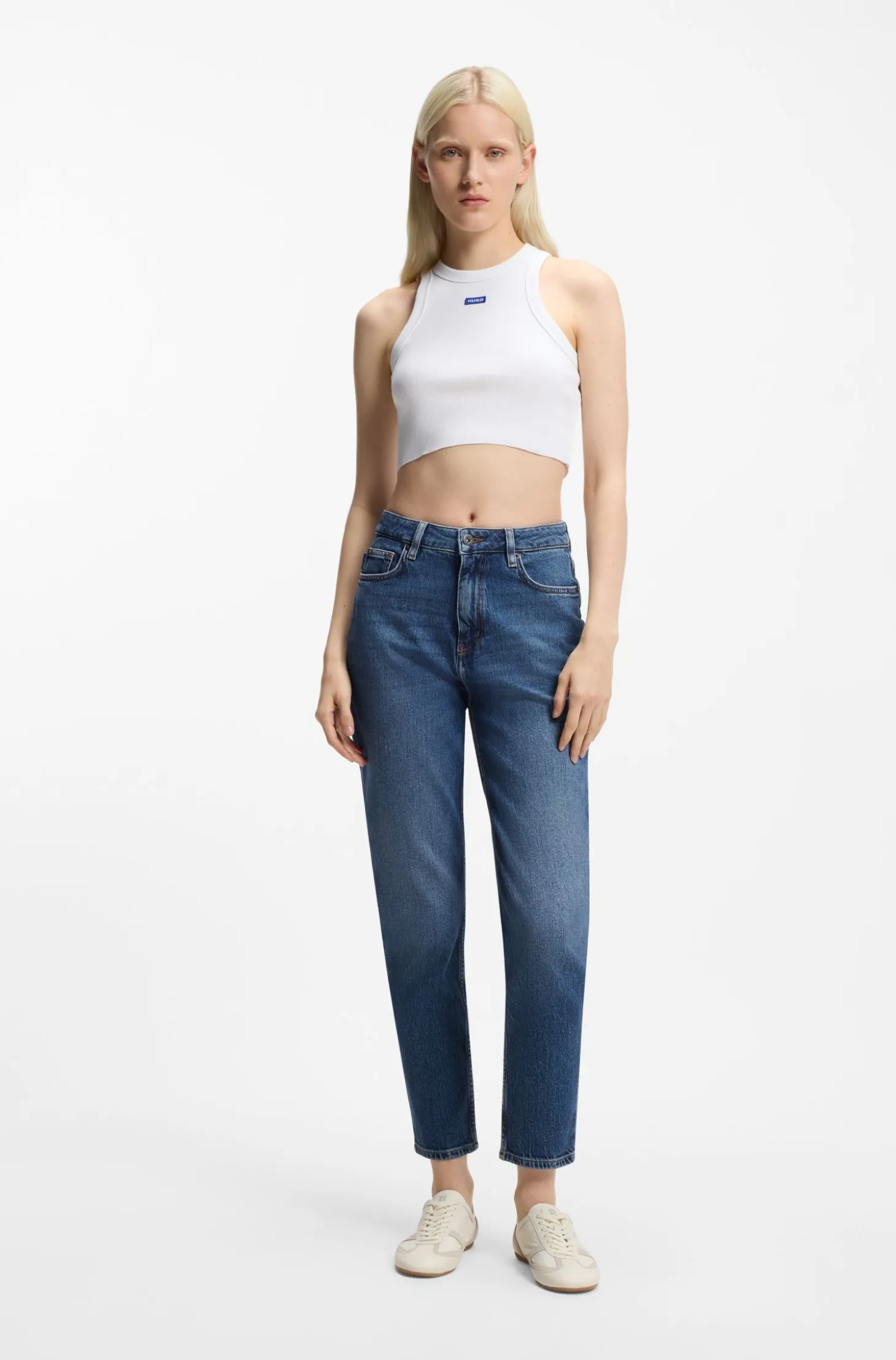 Mom Jeans aus mittelblauem Stretch-Denim