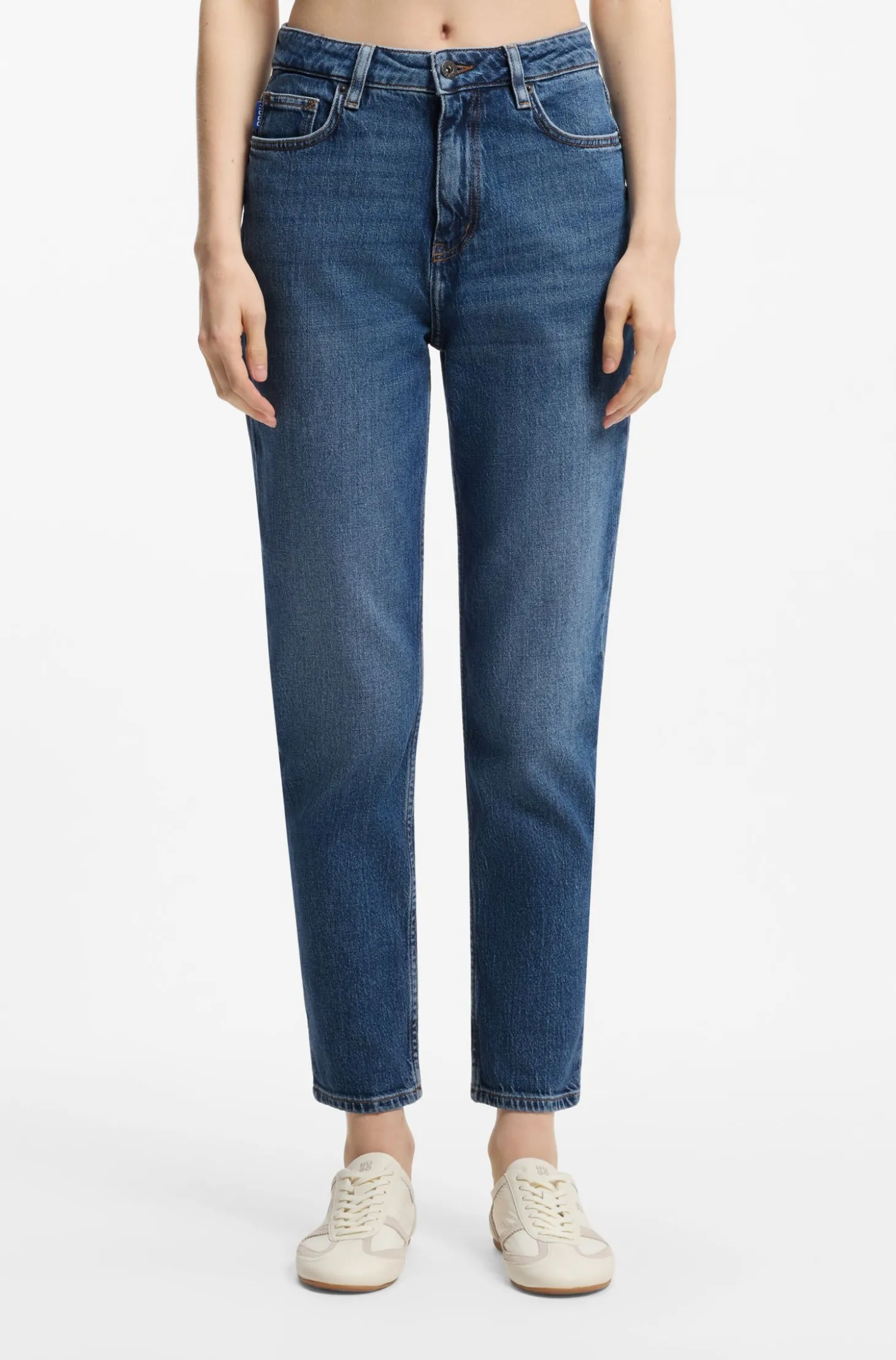 Mom Jeans aus mittelblauem Stretch-Denim