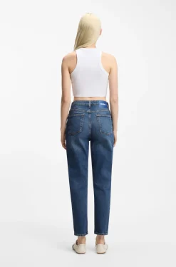 Mom Jeans aus mittelblauem Stretch-Denim