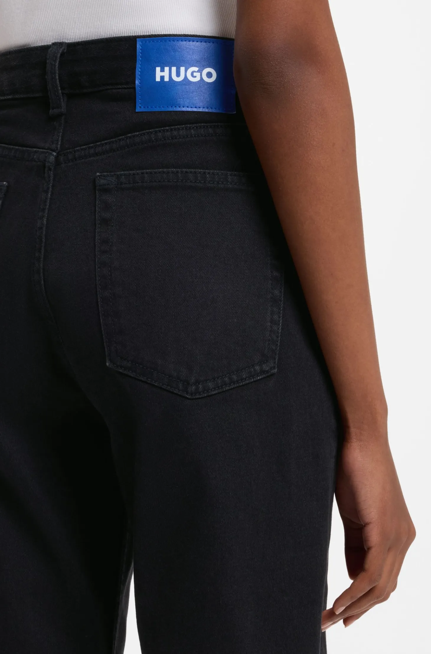 Mom-Jeans aus schwarzem Stretch-Denim