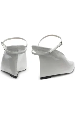 Mules aus glänzendem Leder mit Keilabsatz und Riemen