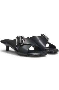Mules aus Leder mit gekreuzten Schnallenriemen