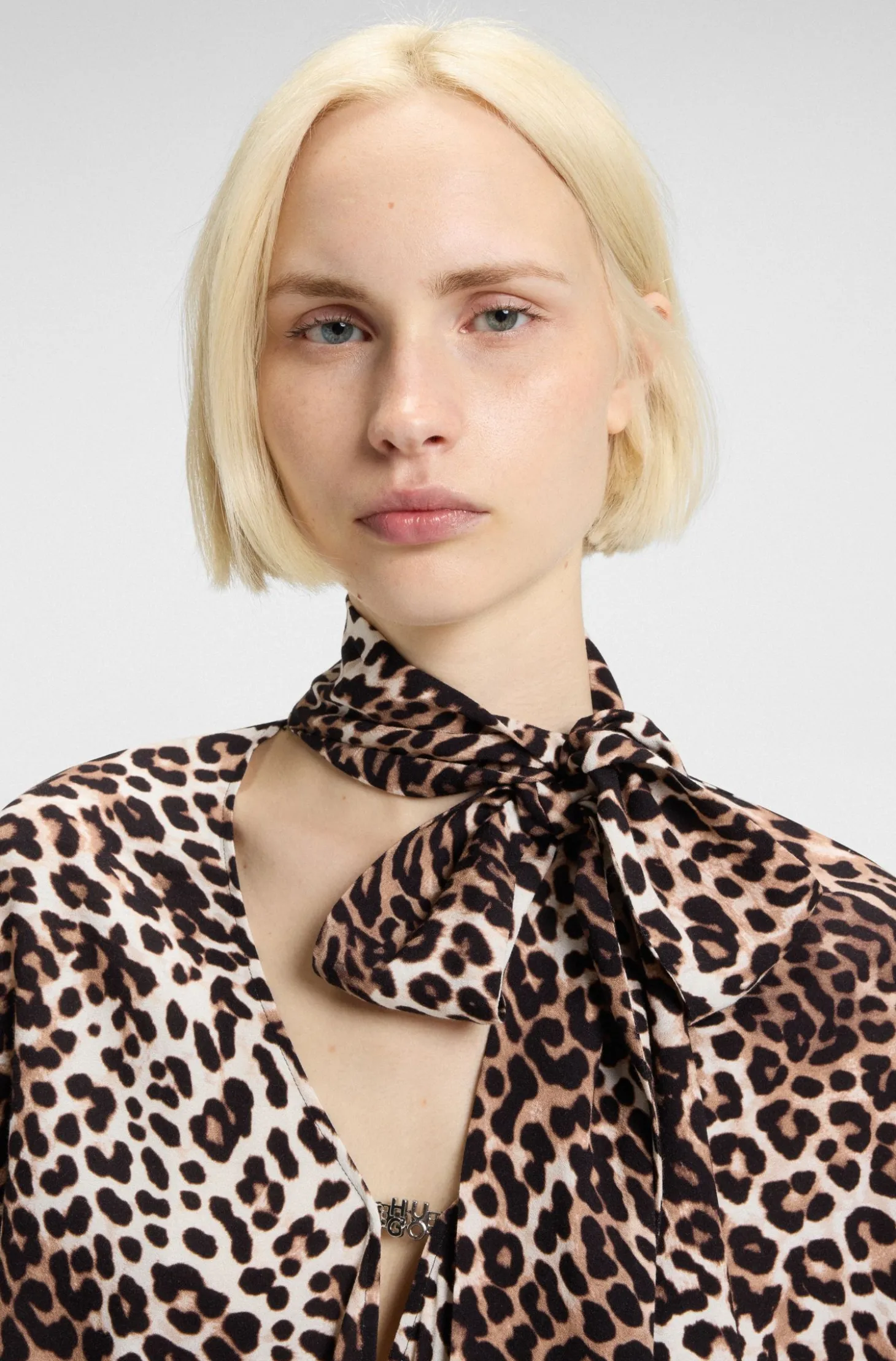 Oversized Bluse mit Leoparden-Print und Schleifenkragen