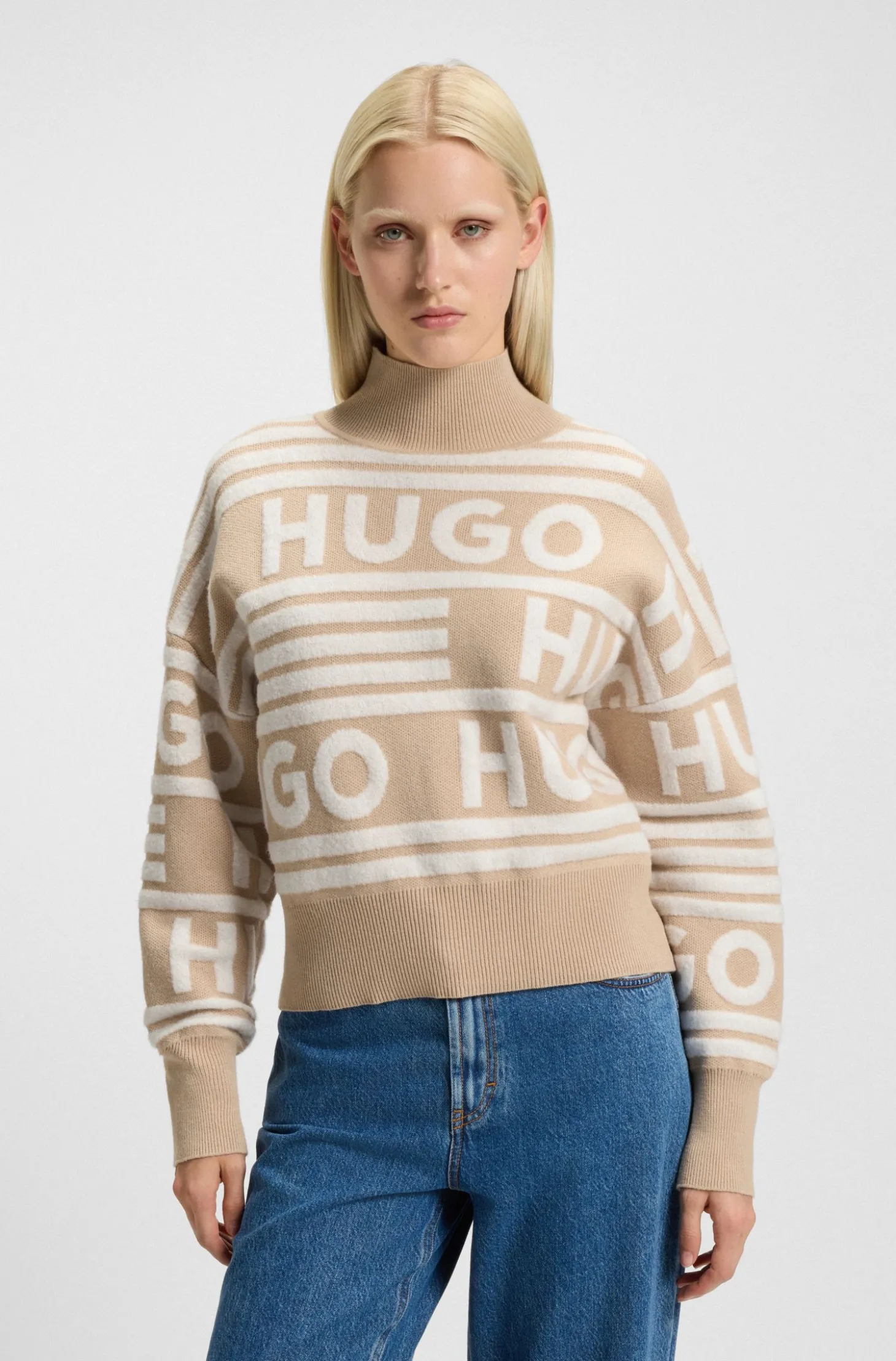 Oversized Pullover mit Stehkragen und Jacquard-Logos