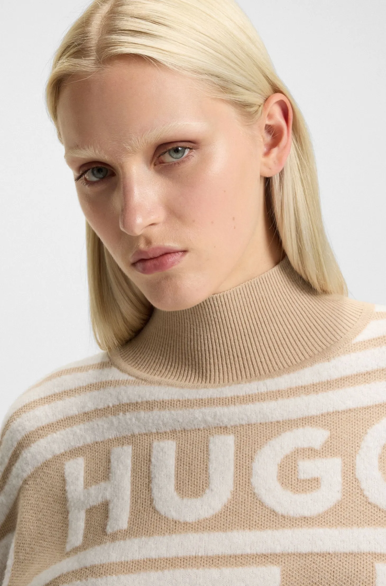 Oversized Pullover mit Stehkragen und Jacquard-Logos