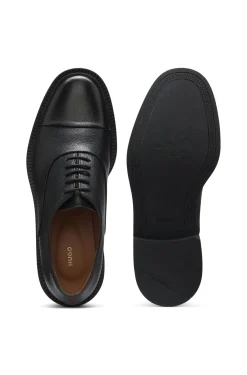 Oxford-Schuhe aus genarbtem Leder mit Zehenkappe