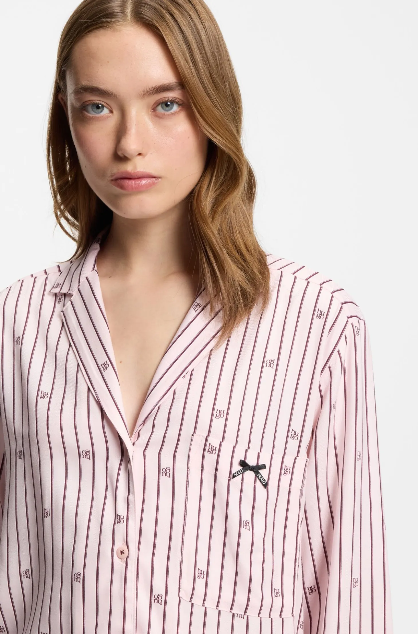 Pyjama-Hemd mit Streifen und gestapelten Logos