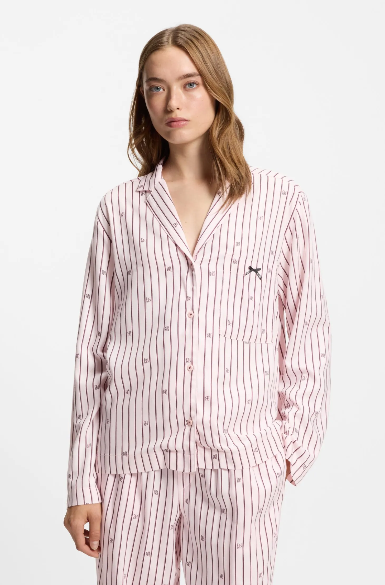 Pyjama-Hemd mit Streifen und gestapelten Logos