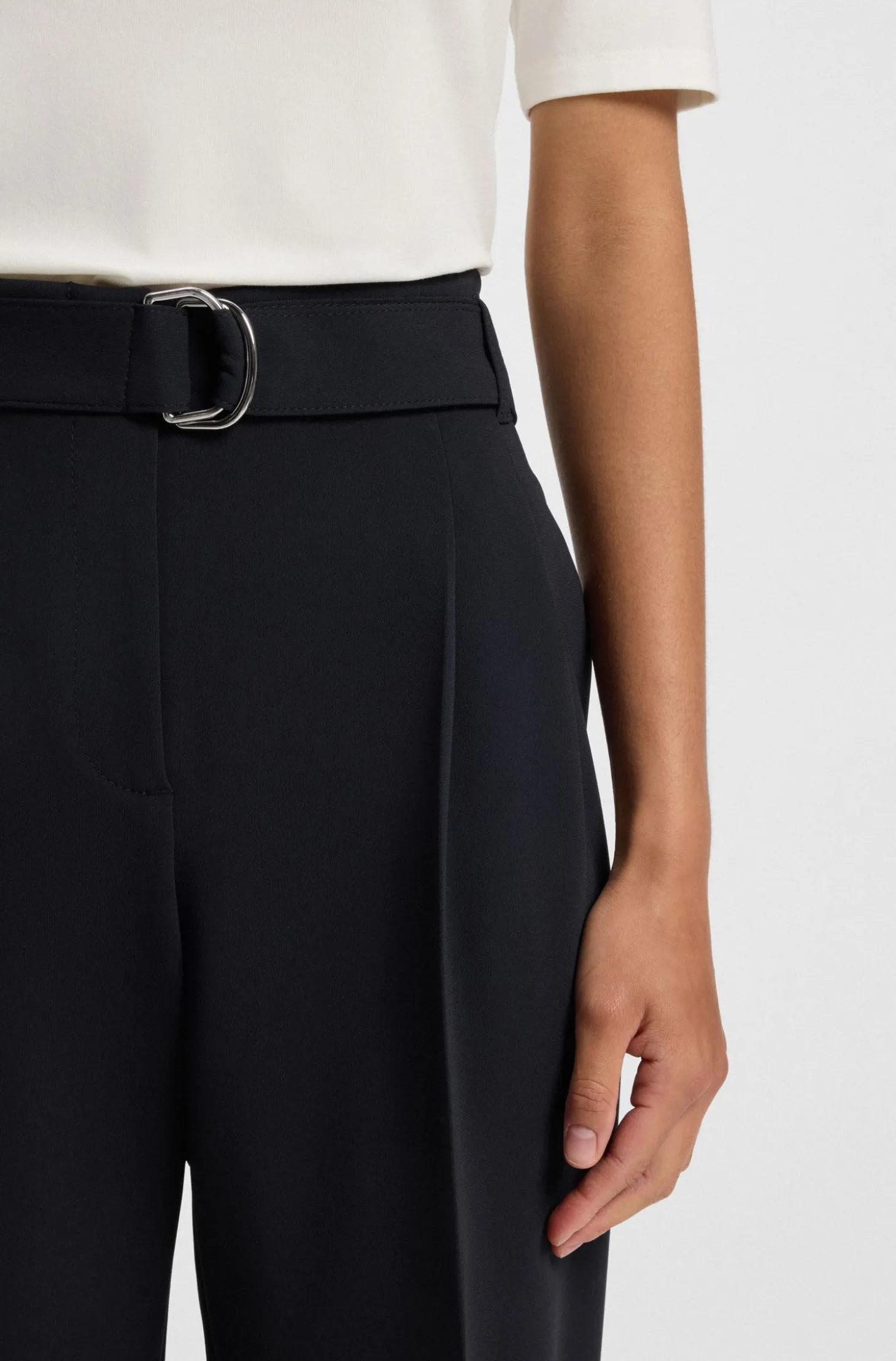 Regular-Fit Hose aus knitterfreiem Krepp in Cropped-Länge