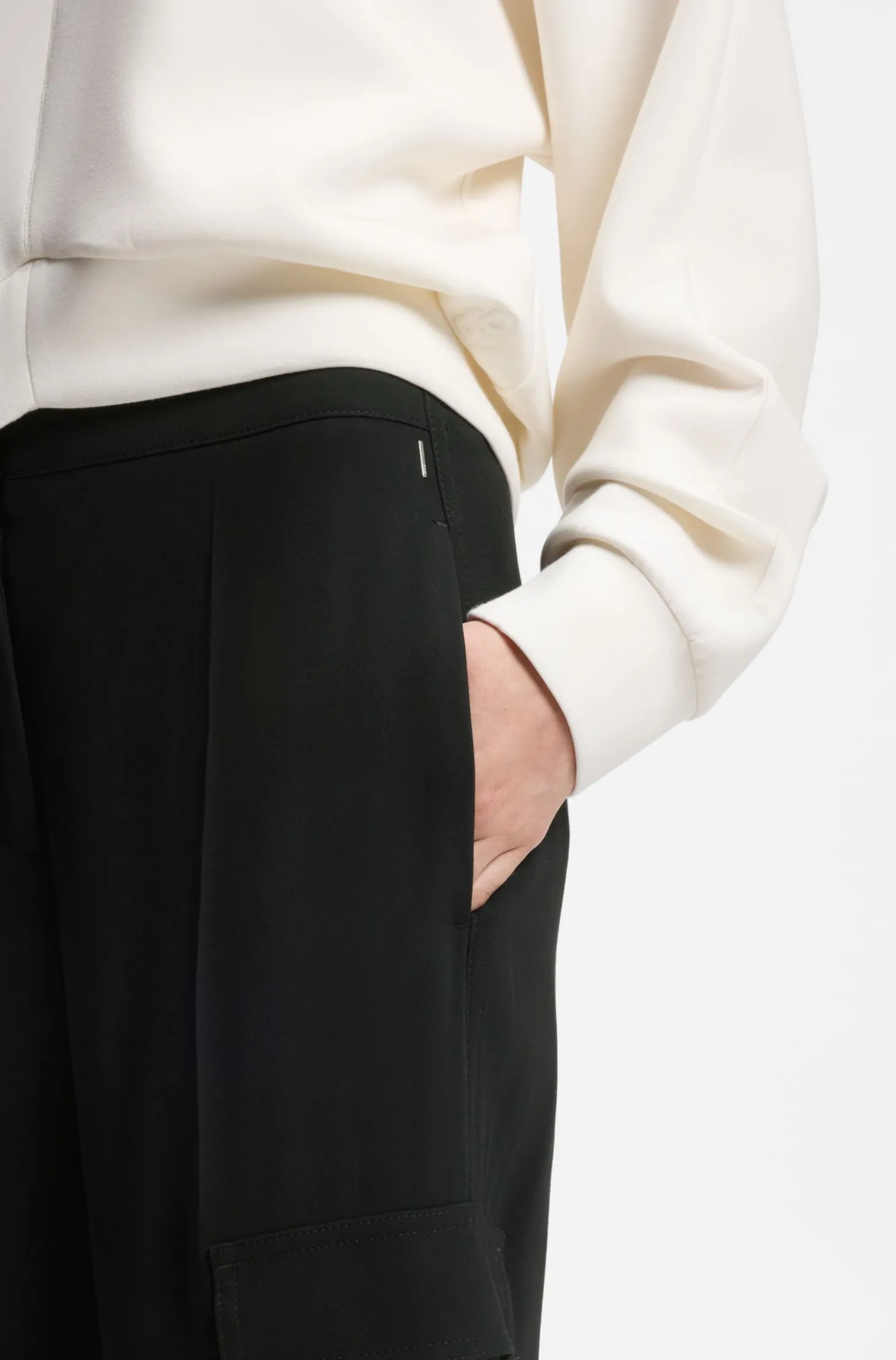 Regular-Fit Hose aus Krepp mit Cargotaschen