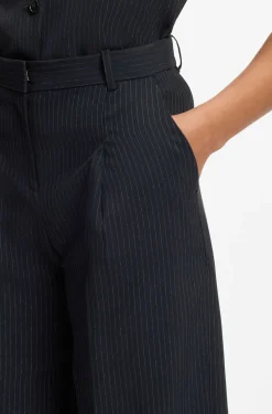 Regular-Fit Hose aus Stretch-Crêpe mit Nadelstreifen