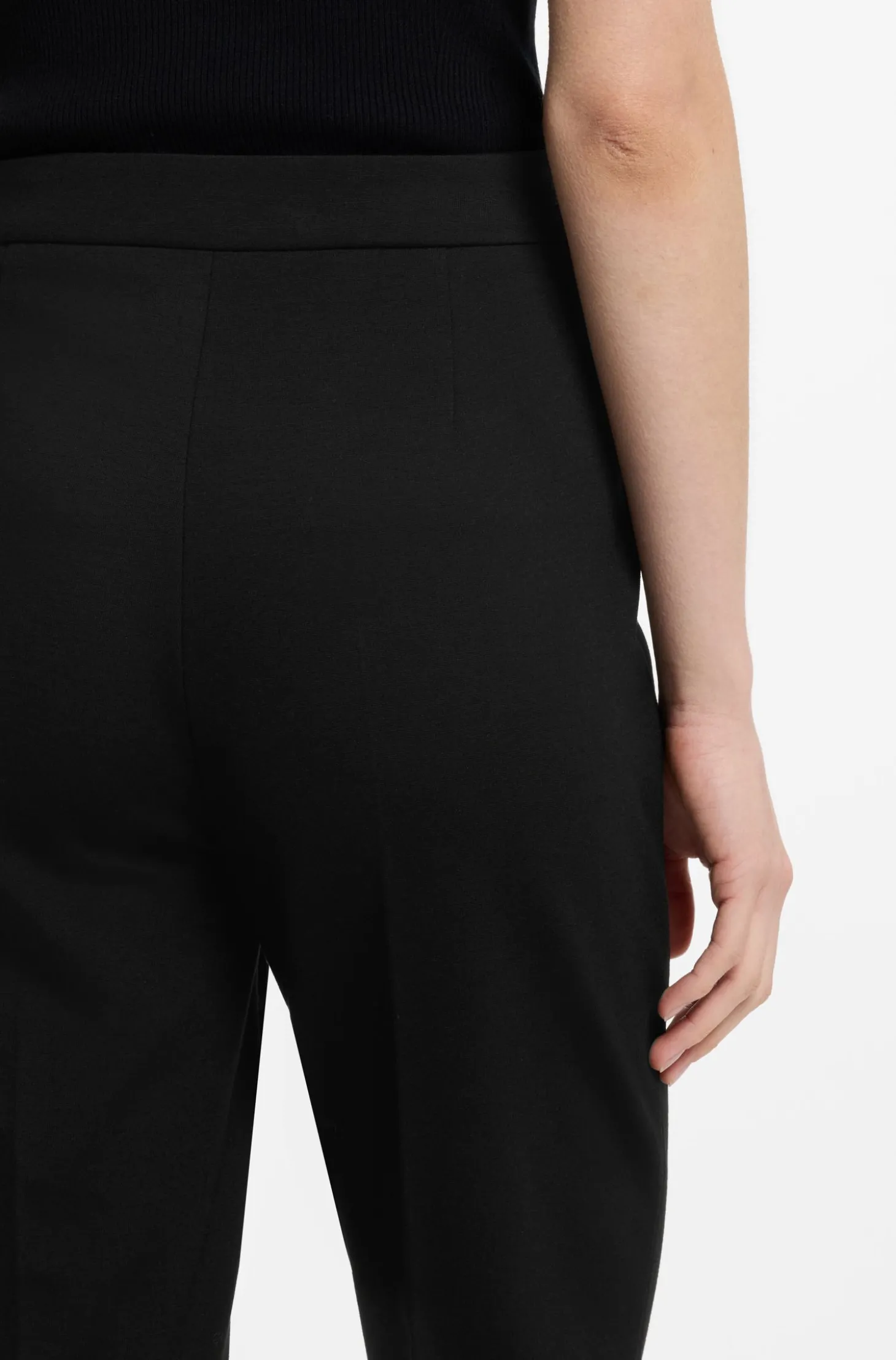 Regular-Fit Hose aus Stretch-Gewebe mit konischem Beinverlauf