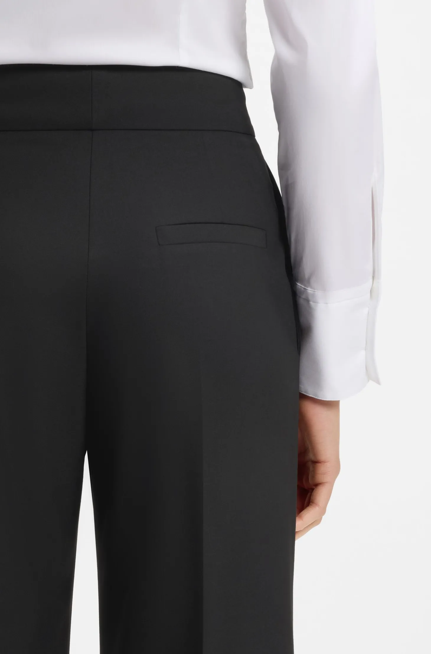Regular-Fit Hose aus Stretch-Gewebe mit weitem Bein