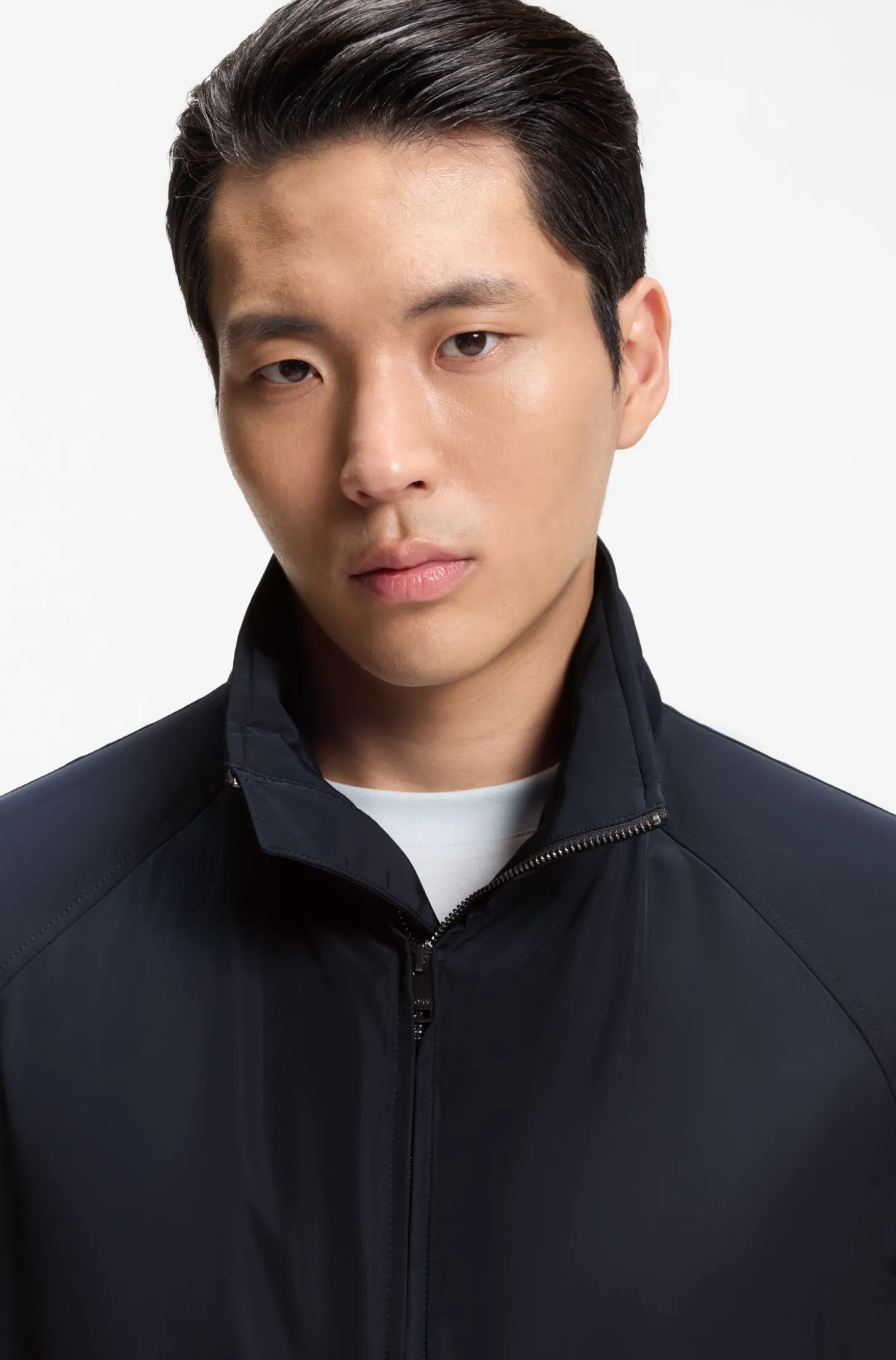Regular-Fit Jacke mit Kapuze und wasserabweisendem Finish