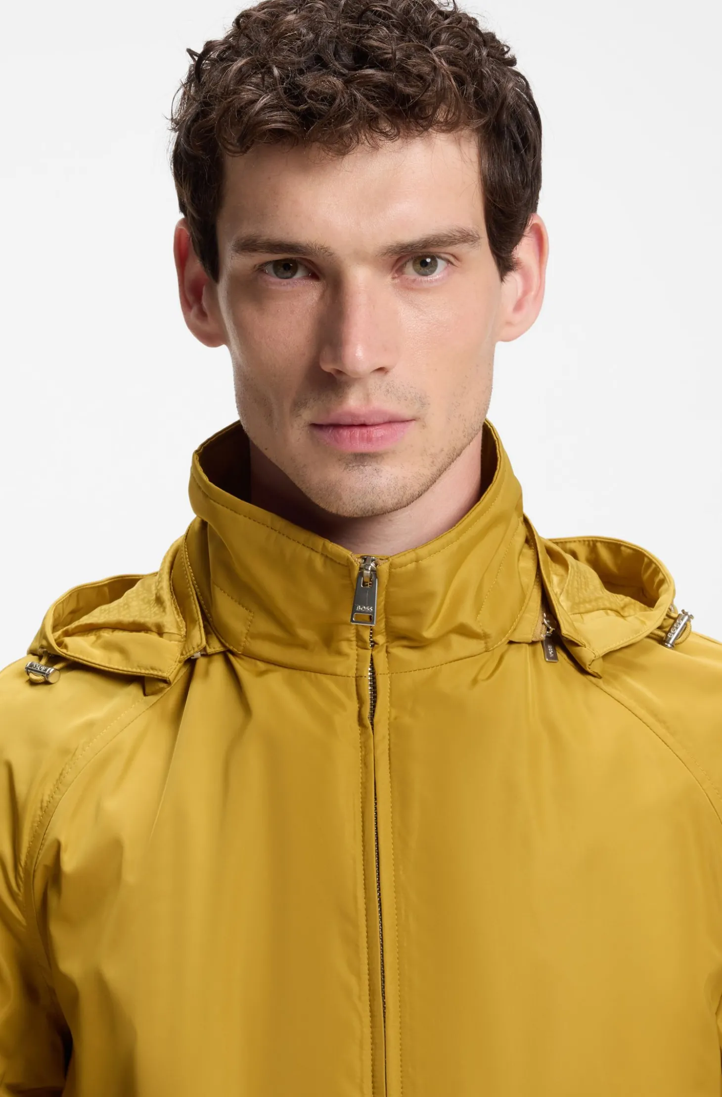 Regular-Fit Jacke mit Kapuze und wasserabweisendem Finish