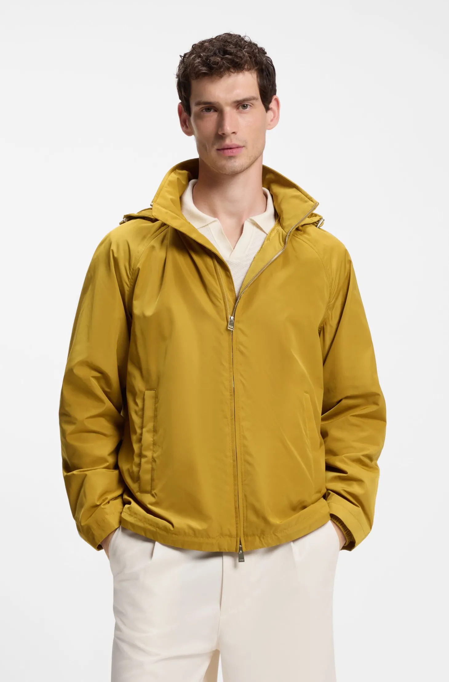 Regular-Fit Jacke mit Kapuze und wasserabweisendem Finish