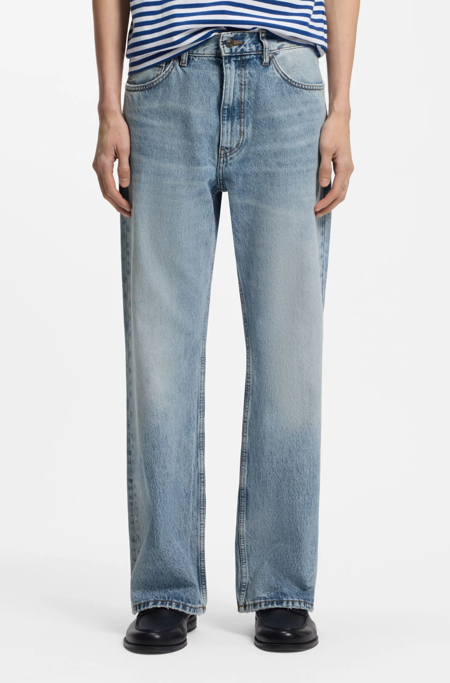 Regular-Fit Jeans aus blauem Denim mit ausgestelltem Bein
