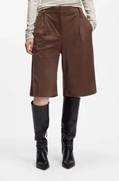 Regular-Fit Shorts aus Veloursleder-Imitat mit Bundfalten vorne