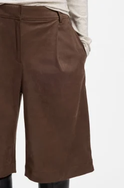 Regular-Fit Shorts aus Veloursleder-Imitat mit Bundfalten vorne