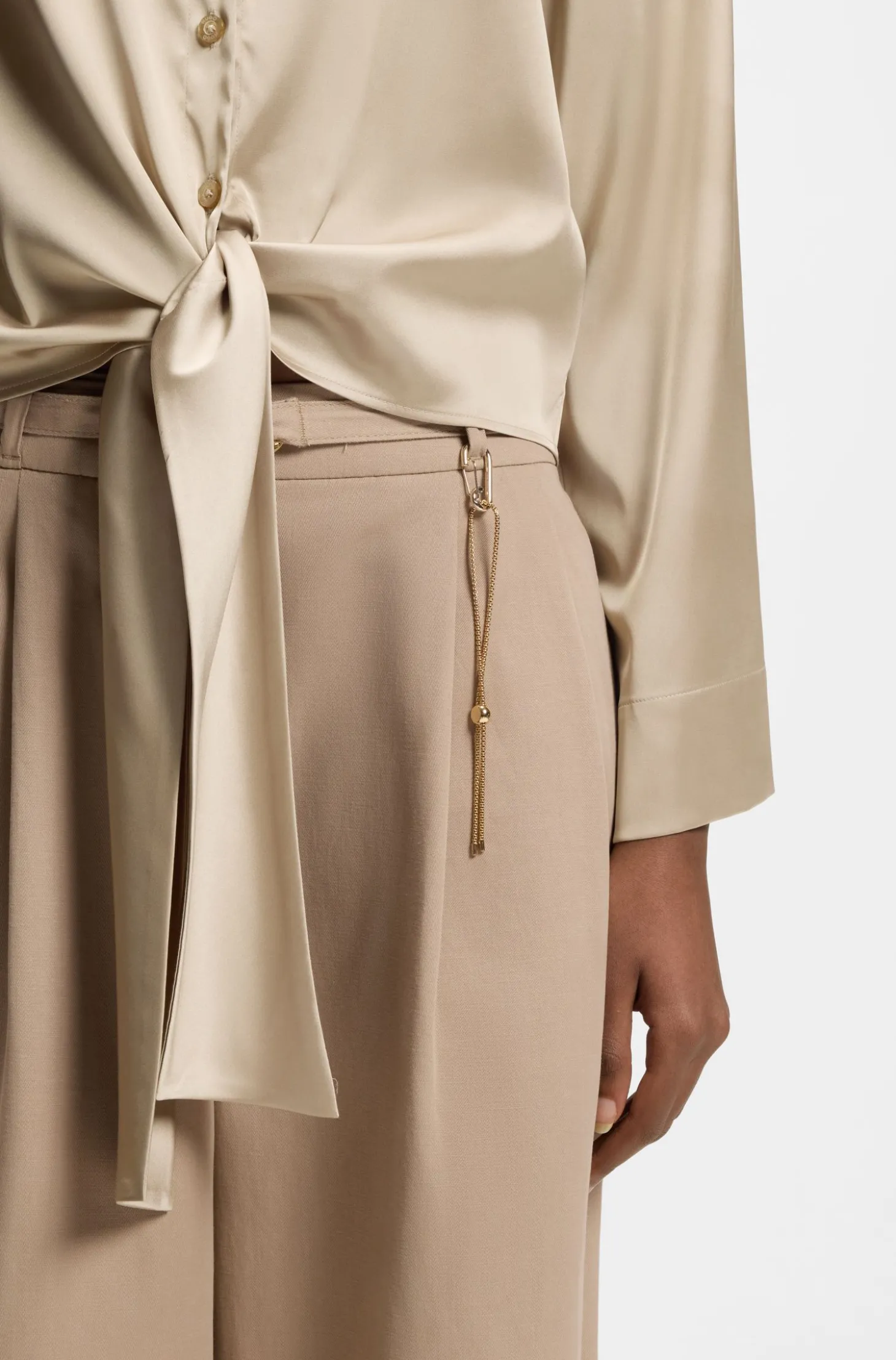 Relaxed-Fit Bluse aus Stretch-Satin mit Krawatten-Detail
