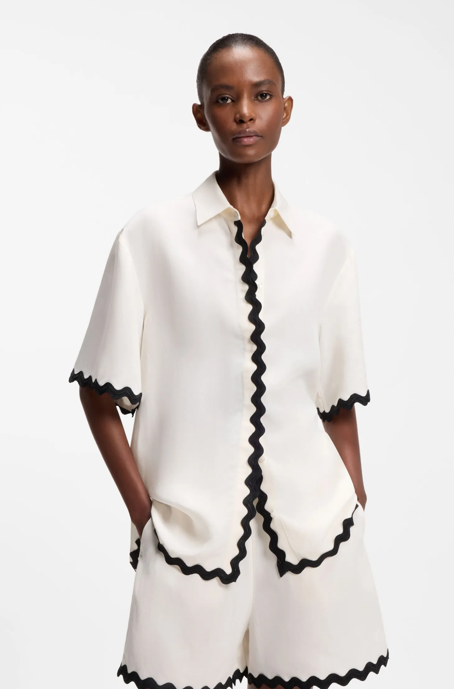 Relaxed-Fit Bluse mit kontrastfarbenem Zickzack-Band