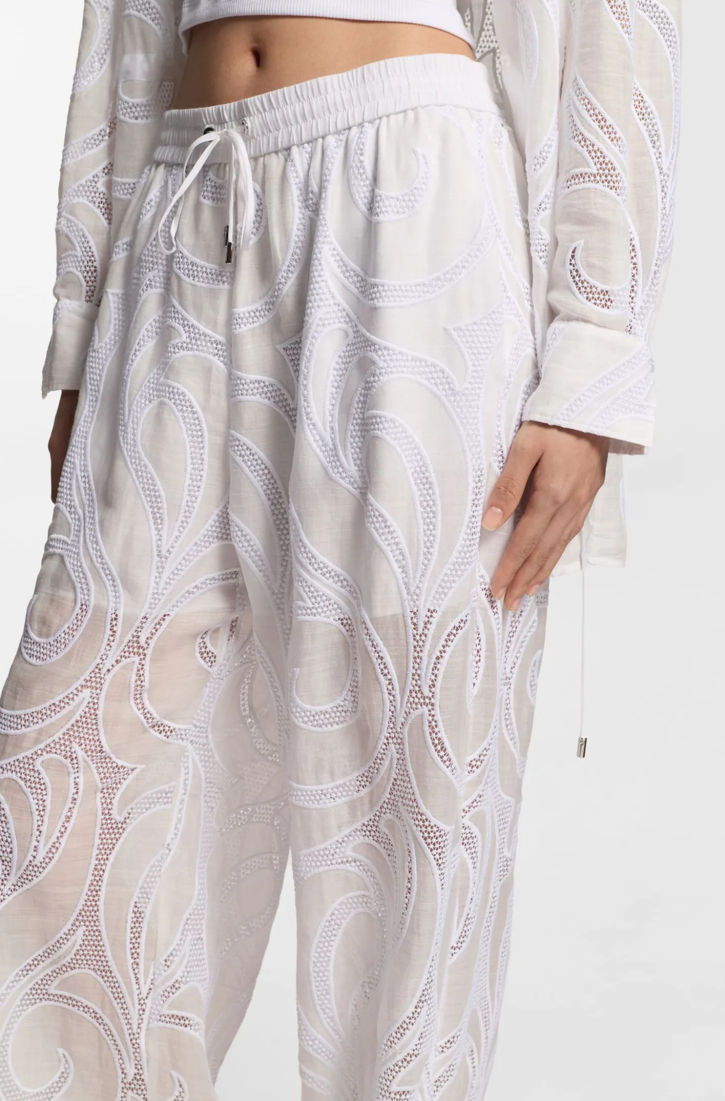 Relaxed-Fit Hose mit Blumenstickerei