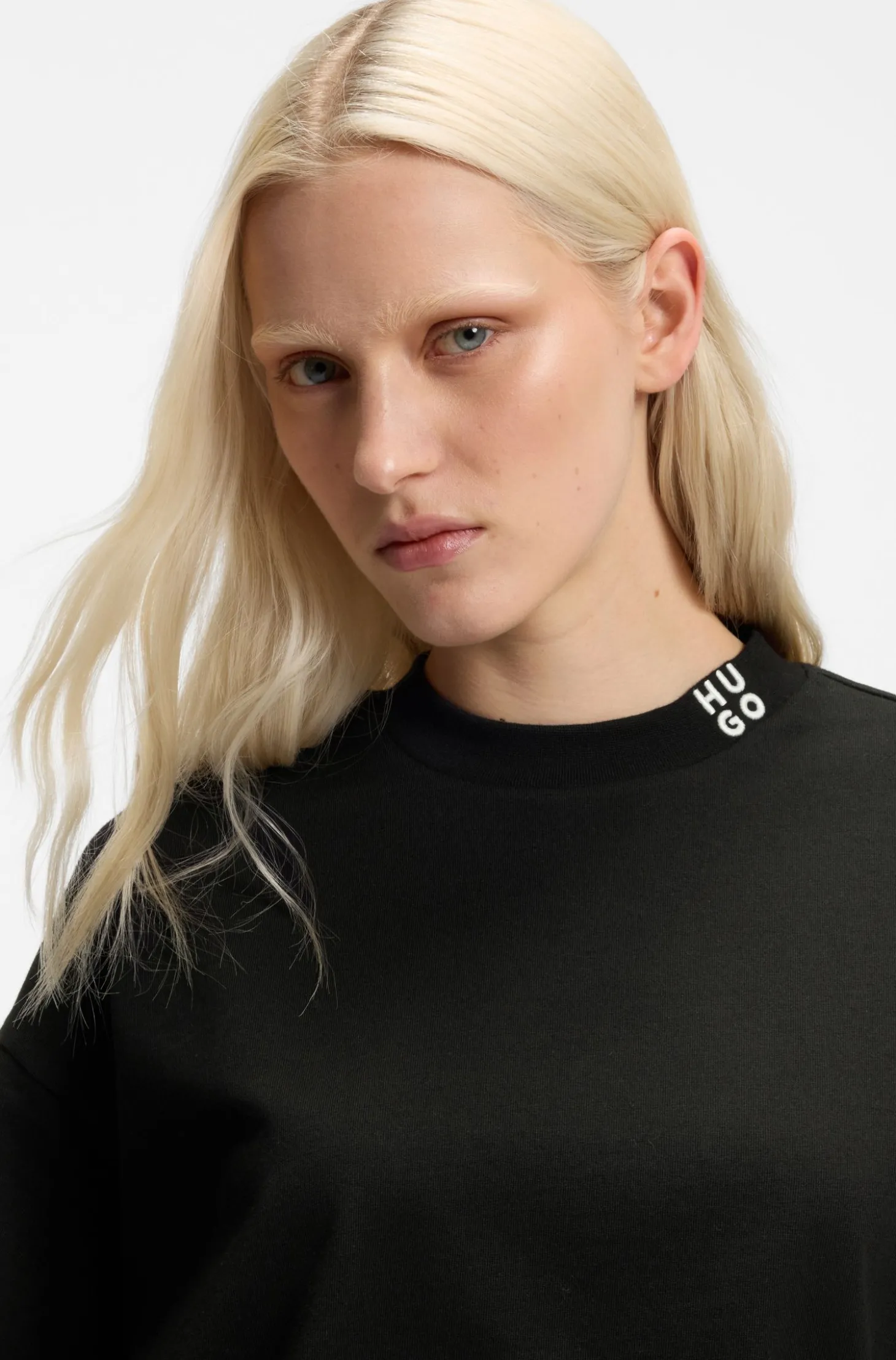 Relaxed-Fit T-Shirt aus Baumwolle in Cropped-Länge mit Nacken-Logo