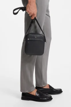 Reporter-Tasche aus genarbtem Kunstleder mit Signature-Stripe-Details