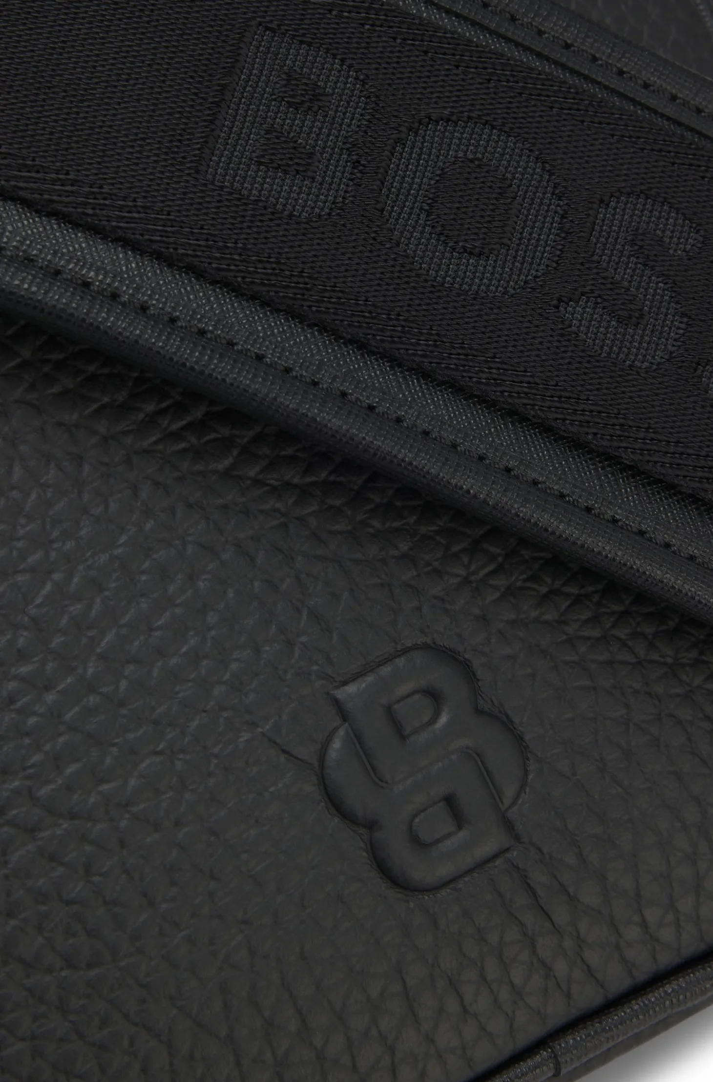 Reporter-Tasche aus italienischem Leder mit Double-B-Monogramm