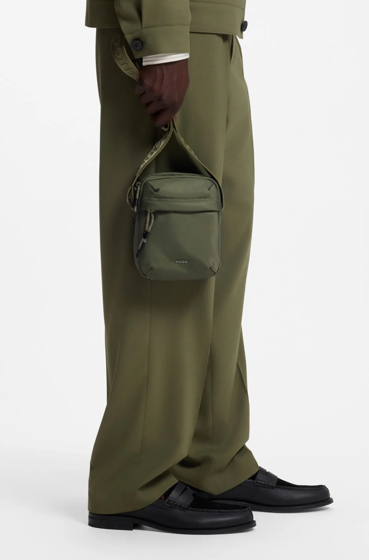 Reporter-Tasche aus Twill mit metallenem Logo-Schriftzug